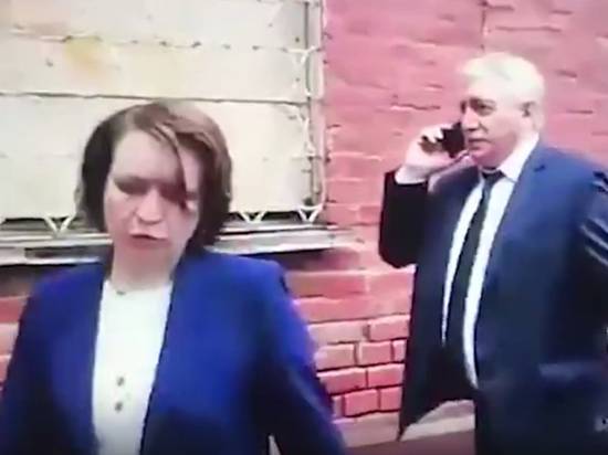 Мэр Омска упала в грязь в режиме онлайн при осмотре аварийного дома