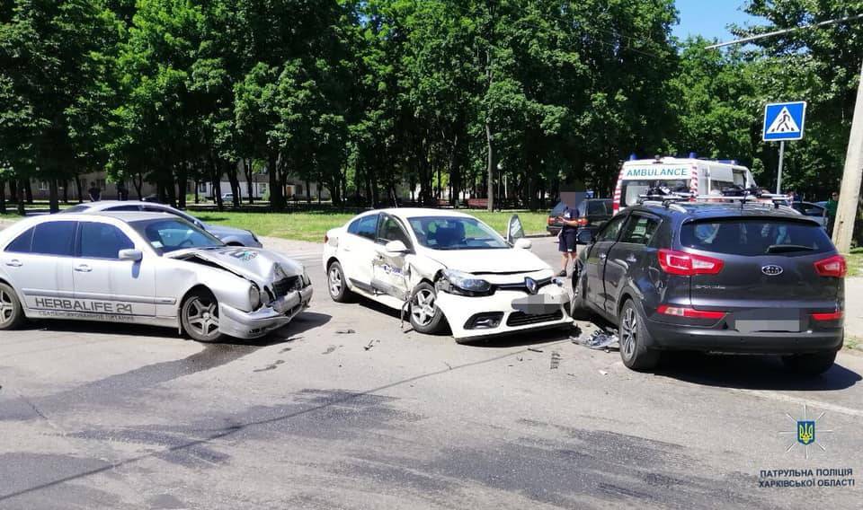 В Харькове на ХТЗ столкнулись три автомобиля, есть пострадавшие