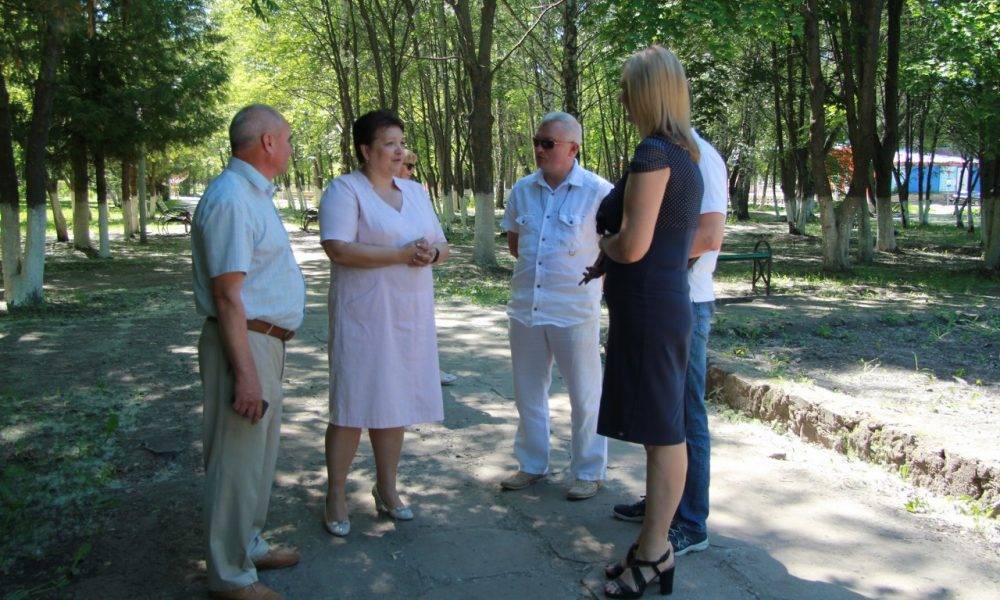 Елена Митина осмотрела парк на проспекте Смирягина в Новомичуринске
