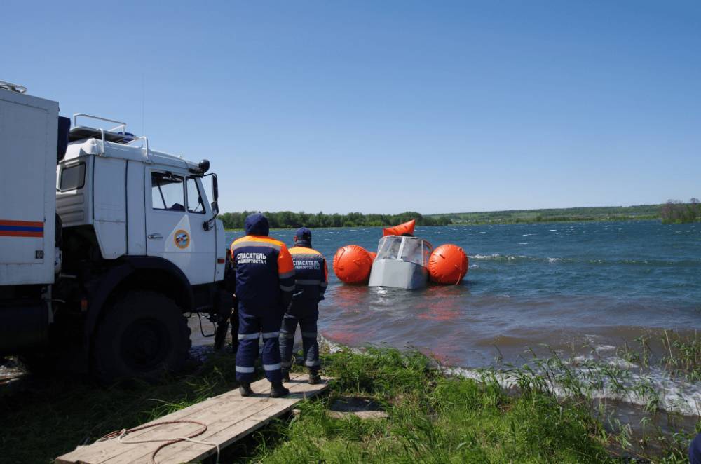 В Башкирии водолазы достали из озера вертолет и «погибших» пилотов