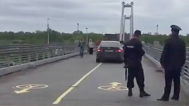 Сотрудники ГИБДД ищут водителя Lexus, заехавшего на пешеходный мост