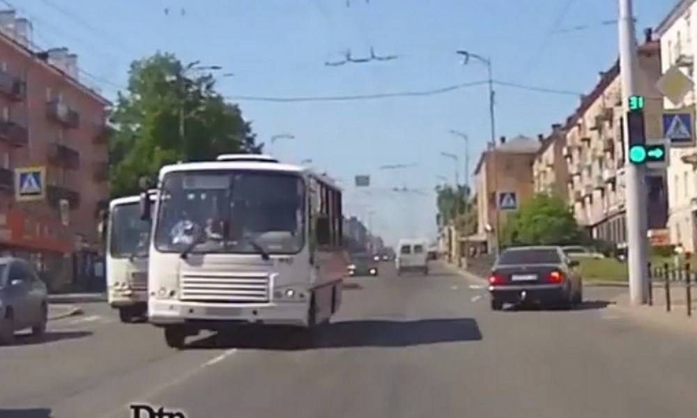 В Петрозаводске маршрутный автобус вылетел на встречную полосу (ВИДЕО)