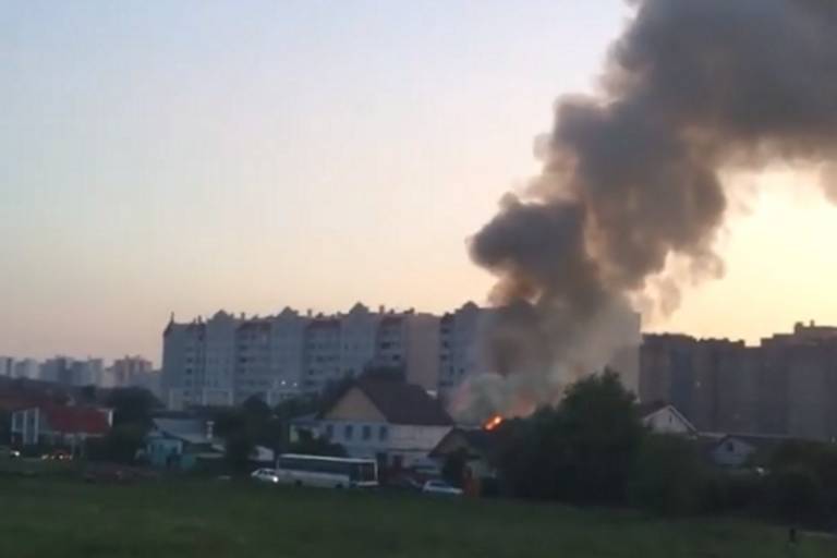 Очевидцы сняли на видео крупный пожар в частном секторе Твери