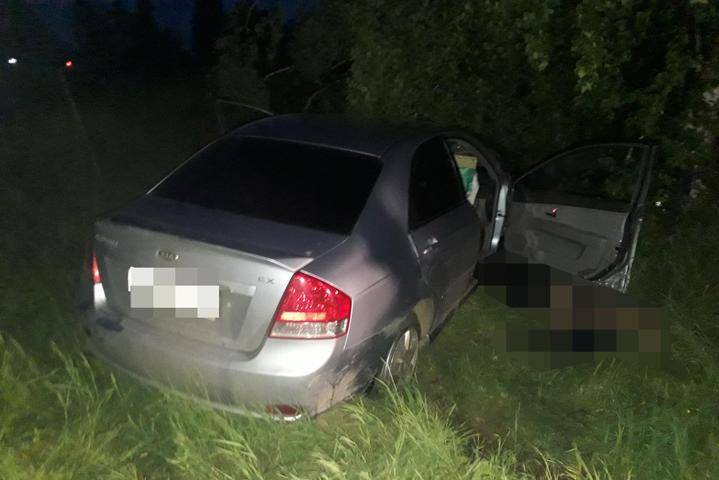 В Башкирии иномарка опрокинулась и врезалась в дерево, водитель погиб