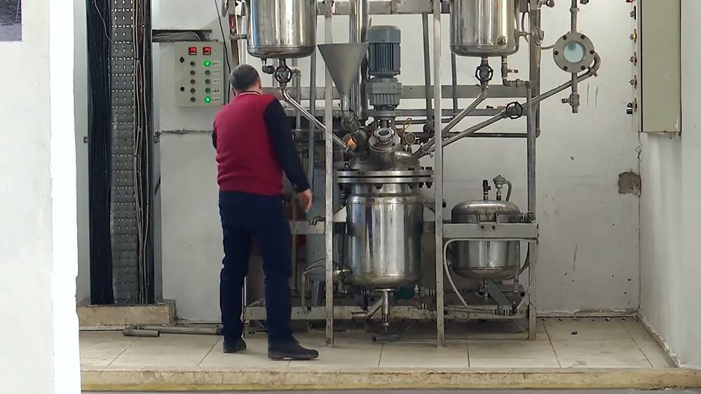 В Алеппо возобновил работу завод по производству клея