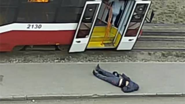 В Новосибирске пассажира с инсультом вынесли из трамвая и бросили на тротуаре