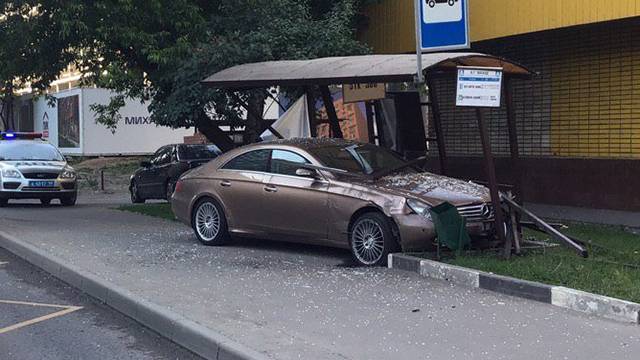 Фото: легковушку отбросило на остановку после столкновения с другим авто в Москве