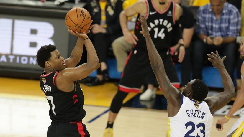 НБА дисквалифицировала на год совладельца «Голден Стэйт» за толчок игрока «Торонто»