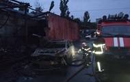Пожар на бывшей автобазе в Киеве: сгорели три машины