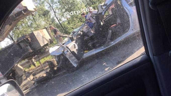В Самарской области легковушка влетела в автокран. Три человека погибли