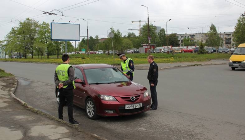 Два автомобиля арестовали приставы в ходе совместного рейда с ГИБДД