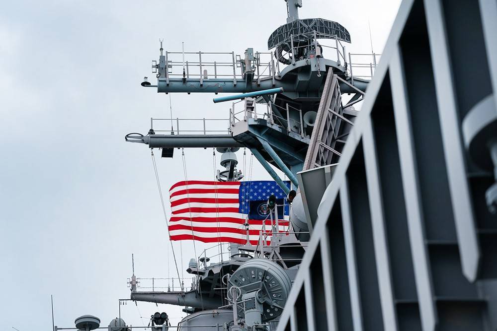 Крейсер США подрезал российский эсминец в Восточно-Китайском море