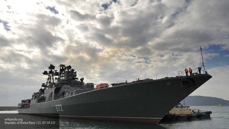 Крейсер ВМС США внезапно подрезал российский корабль в Восточно-Китайском море