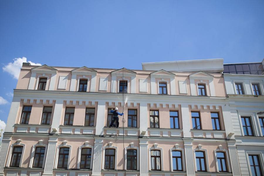 Фасады почти 5,7 тысячи многоэтажек помыли в Москве с приходом тепла