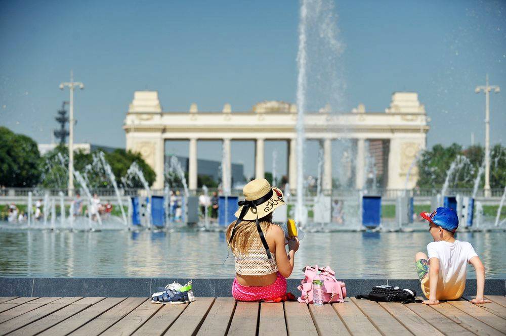 Светлая одежда, шляпа и вода: Как пережить аномальную московскую жару
