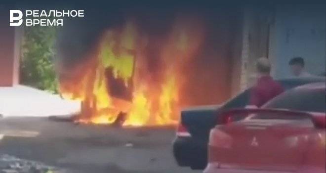 Соцсети: в Казани на улице Аделя Кутуя сгорел Gelаndewagen