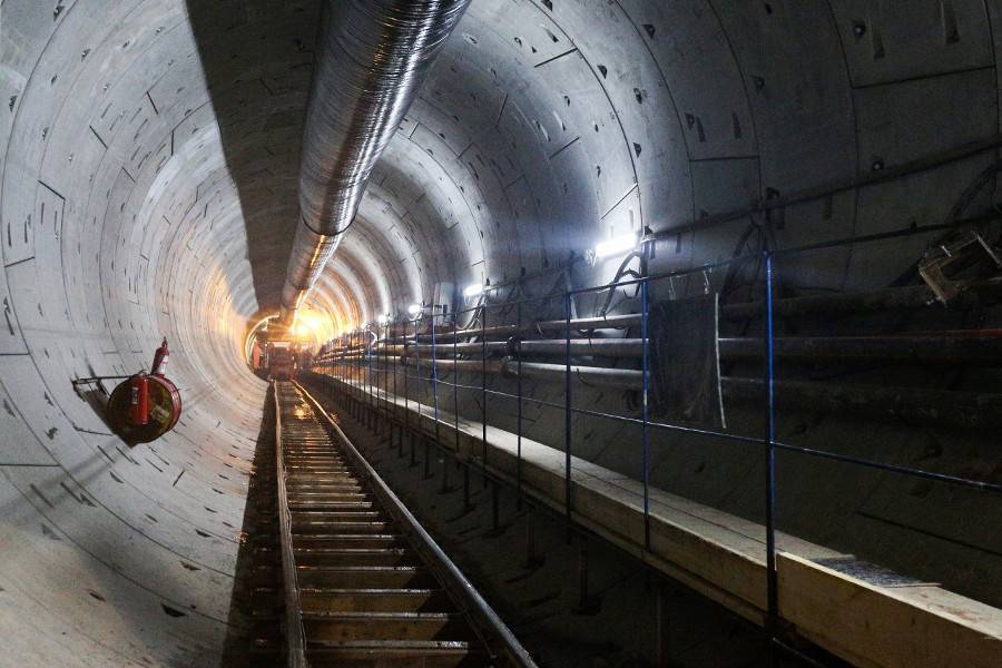 Отражающие свет силуэты людей украсят станцию метро "Мневники"