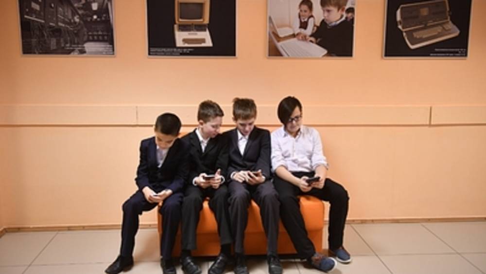"Мы рискуем потерять целое поколение": В России придумали уникальный учебник безопасного интернета для детей