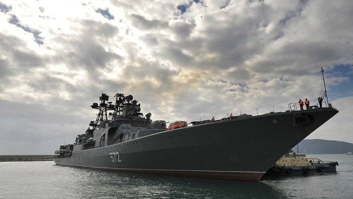 Крейсер ВМС США «подрезал» российский корабль в Восточно-Китайском море
