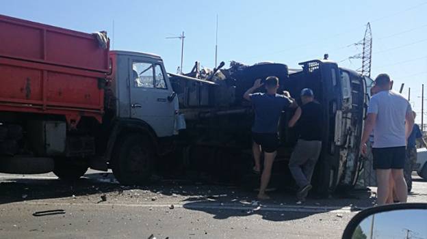 В Воронеже при столкновении двух грузовых авто пострадали три человека