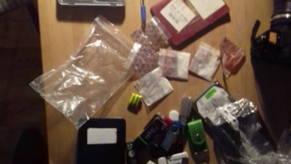 Весы, наркотики и даже "рецепты" по изготовлению: МВД опубликовало фото обыска у журналиста "Медузы"