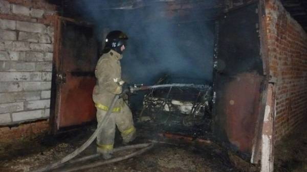 В Акбулакском районе вместе с гаражом сгорел автомобиль