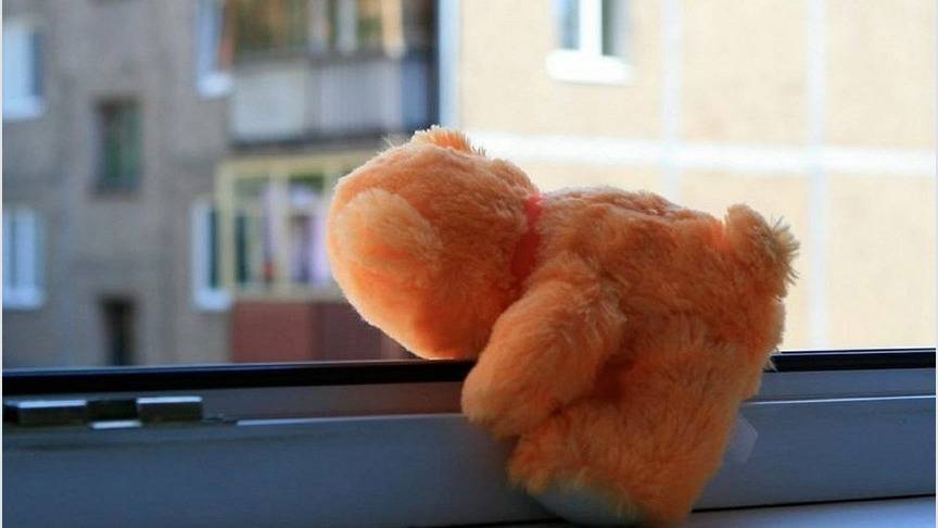 В Кирове из окна выпал 2-летний мальчик