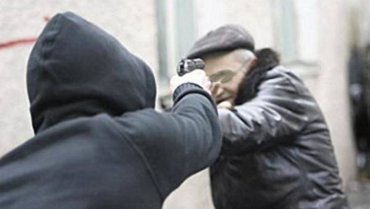Житель Жуковки три раза выстрелил из травмата в своего знакомого