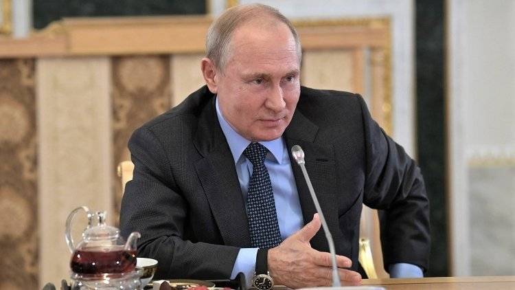 Путин поприветствовал участников ПМЭФ-2019 на пленарном заседании