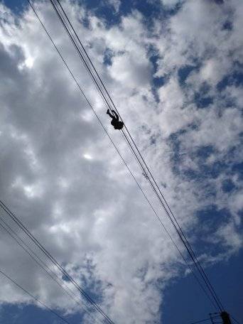 В Башкирии мужчина повис на высоте 30 метров