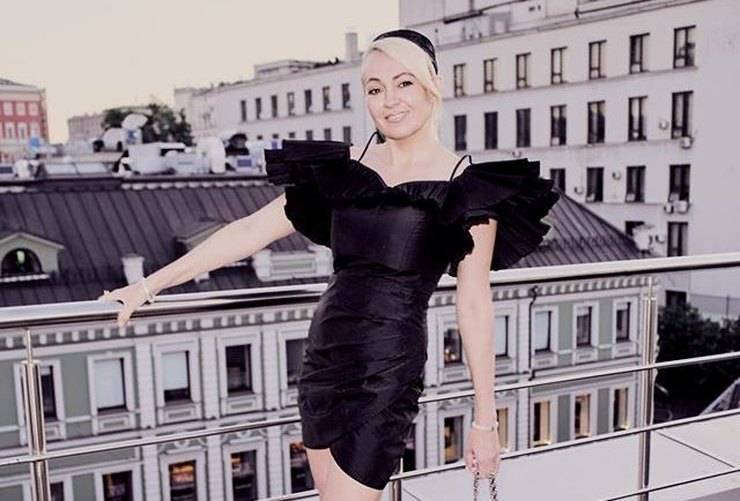 Яна Рудковская в мини-платье прогулялась по московским крышам