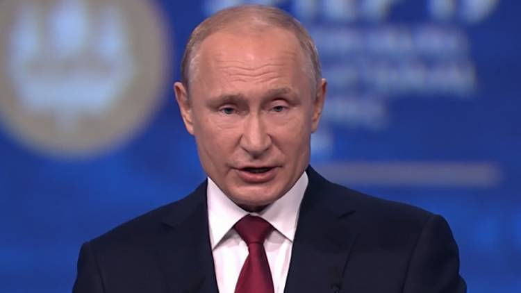Путин призвал оградить товары первой необходимости от санкций и торговых войн