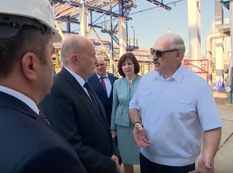 «Не надо ползать на коленях»: Лукашенко объяснил, как надо вести переговоры