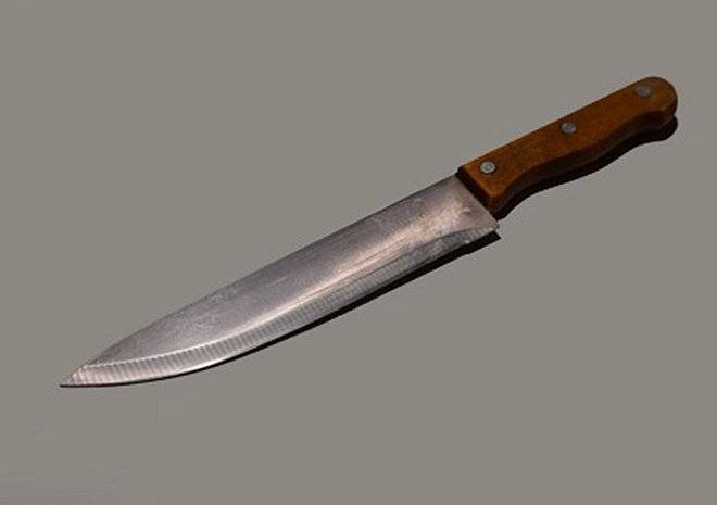 Вооруженный двумя ножами рязанец угрожал убийством приятелю
