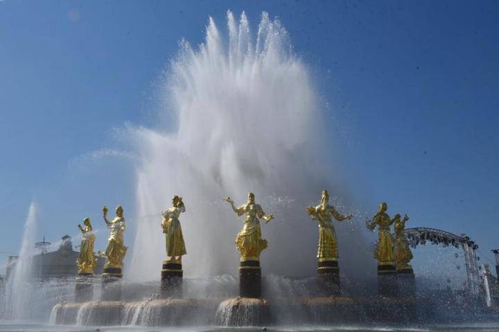 Гормост провел промывку фонтанов «Дружба народов» и «Каменный цветок»
