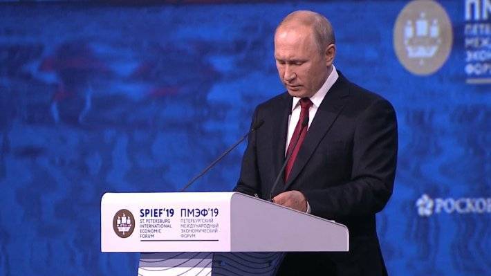 Путин назвал доллар инструментом давления США на мир