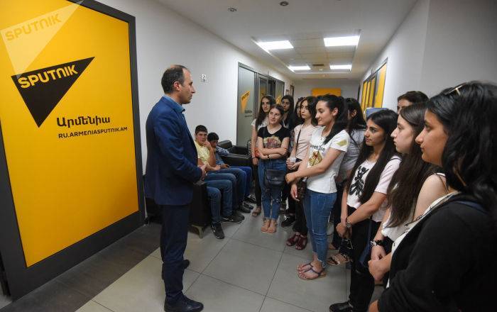 Хороший журналист и премьер-министром может стать: школьники в гостях Sputnik Армения