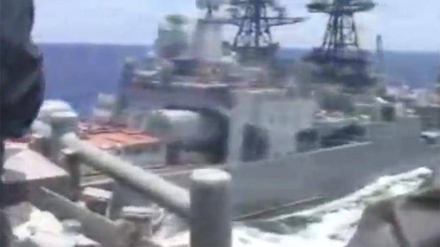 Появилось видео опасного сближения крейсера США и корабля ВМФ РФ