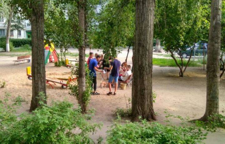В Воронеже подростки устраивают опасные игры с ножом во дворе дома