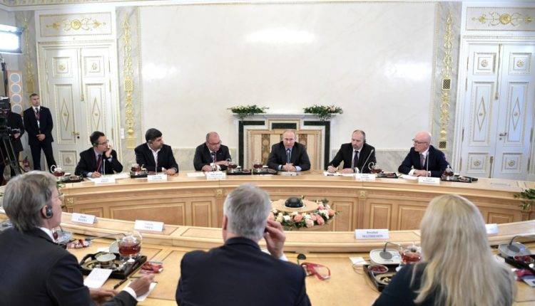 Путин встретился с руководителями ведущих международных информагентств