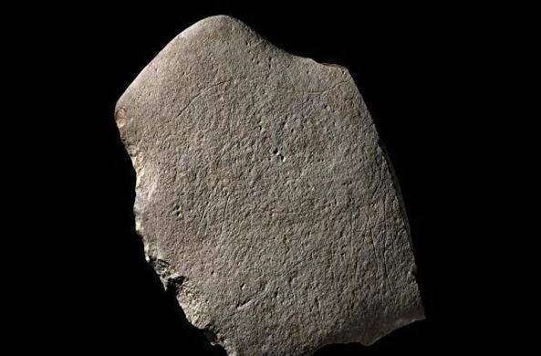 Во Франции нашли древний камень с изображением лошадей / Моя Планета