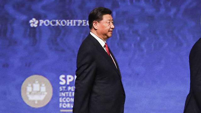 Си Цзиньпин едва не упал со сцены после пленарного заседания на ПМЭФ-2019