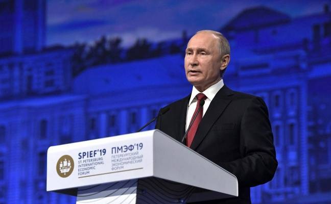 Путин заявил, что не отказывается от контактов с Зеленским