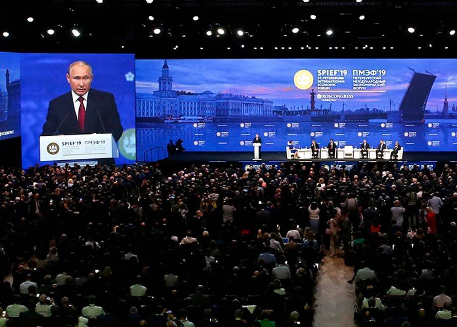 Путин призвал оградить товары первой необходимости от торговых войн