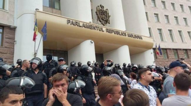 Парламент Молдавии осаждают сторонники Демпартии