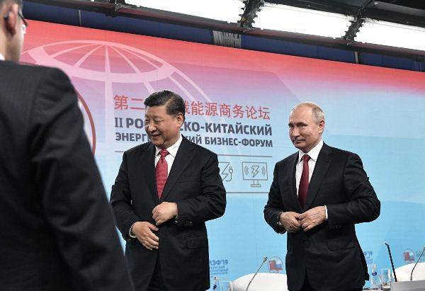 Лидер КНР едва не упал со сцены на Петербургском экономическом форуме