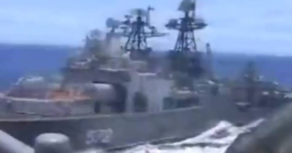 Появилось видео опасного сближения боевых кораблей США и России