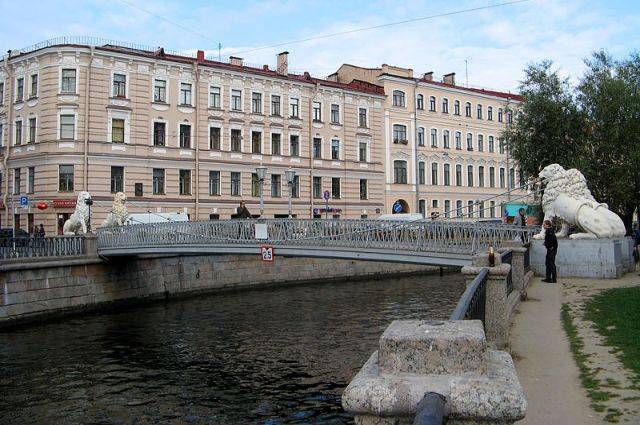 В Санкт-Петербурге прогулочный катер въехал в опору моста
