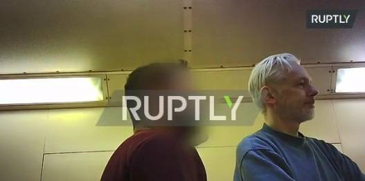 Появилось видео с Ассанжем в британской тюрьме Белмарш