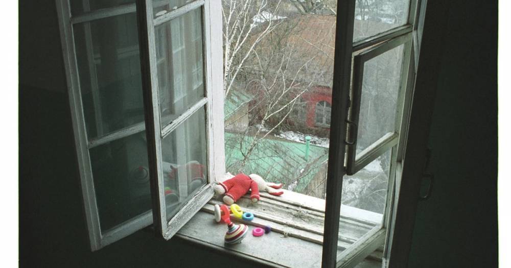 В Госдуме предложили включить в наборы для новорождённых ограничители на окна